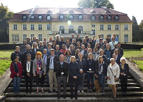 Gruppenbild des SFB 1270/1 ELAINE von der Klausurtagung 2019 in Hasenwinkel. Im Vordergrund: Sprecherin Prof. Dr. Ursula van Rienen, Stellvertretender Sprecher Prof. Dr. med. Rainer Bader. Fotos: Universität Rostock/ Julia Tetzke