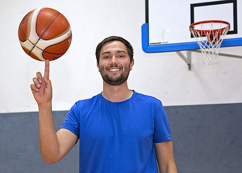 Master-Student Thore Pruss hat viel Spaß beim Hochschulsport. 