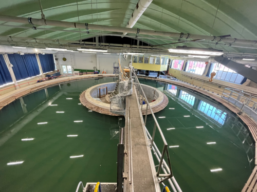 Rundlaufkanal der Universität Rostock. Während der Sommerschule probieren die Teilnehmenden hier ihre selbst konstruierten Unterwassergleiter aus (Foto: Sascha Kosleck/Universität Rostock).