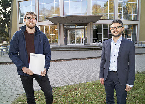Professor Hermann Seitz, Dekan der Fakultät für Maschinenbau und Schiffstechnik, und Ricus Husmann. (Foto: Universität Rostock/Thomas Rahr).