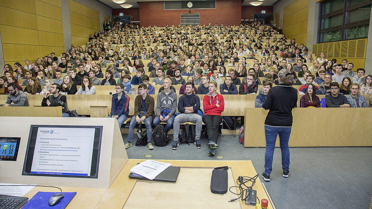Bild 8: Hörsaal mit vielen Studenten