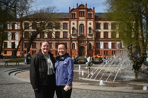 Dudu Geng mit Giovanna Piro vor der Universität Rostock / Altstadtführung