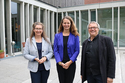v.l.: Professorin Tamara Riehle, Ministerin Bettina Martin und Professor Franz Kaiser (Ministerium für Bildung, Wissenschaft und Kultur MV). 