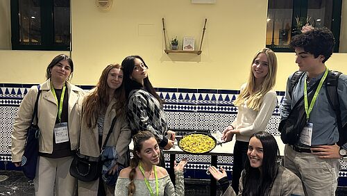 Teilnehmende der EU-CONEXUS Winter School in Valencia bei einer gemeinsamen Paella-Verkostung im Rahmen des kulturellen Programms.
