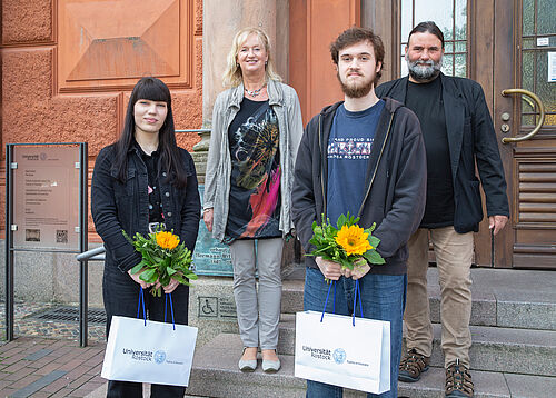 v.l.: Auszubildende Anne-Sophie Kuberka, Ausbilderin Martina Koller, Auszubildender Jakob Antenen und Ausbilder Volker May.  (Foto: Universität Rostock/Thomas Rahr).