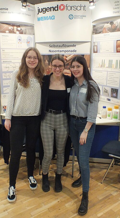 Präsentieren ihre Erfindung auf der  Expo-Sciences Luxembourg  Julia, Jule und Laura aus Rostock (v.l.). Foto: Innovationsnetz „Schüler auf Kurs für MV“