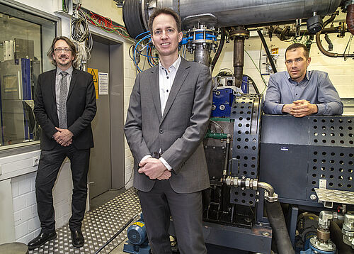 Drei Forscher haben Großes vor: Professor Bert Buchholz (l.), Professor Karsten Müller (vorn) und Dr. Martin Reißig (FVTR GmbH) forschen daran, wie sich Motoren mit Wasserstoff betreiben lassen. (Foto: Universität Rostock/Thomas Rahr).