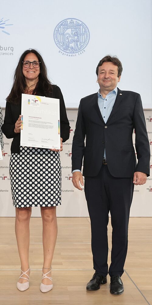 Doreen Block, Koordinatorin familienfreundliche Hochschule und Familienbüro und Oliver Schmitz, Geschäftsführer berufundfamilie bei der Verleihung des Zertifikates. (Foto: berufundfamilie).