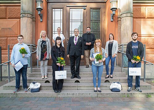 Rektor Professor Wolfgang Schareck mit den Auszubildenden, Absolventen, Ausbildern und der Ausbildungskoordination (Foto: Universität Rostock/Thomas Rahr).