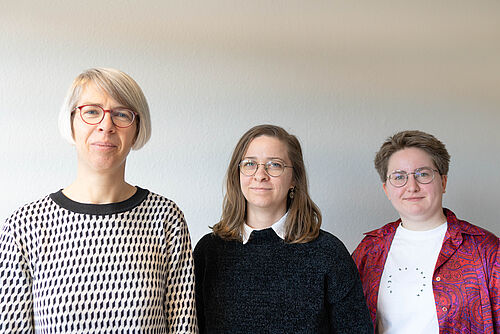 Das Projektteam (v.l.) Professorin Dr. Vicki Täubig, Julia Kuhn, Annalena Jelowik (Foto: Universität Rostock/Andreas Spengler).