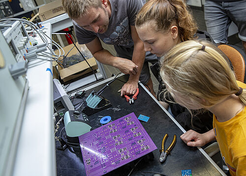 Auf dem „Tag der Technik“ Mecklenburg-Vorpommern am 7. Juli 2023 kann man an der Universität Rostock Wissenswertes aus der faszinierenden Welt der Technik und den damit verbundenen MINT-Studiengängen erfahren. (Foto: Universität Rostock/IT- und Medienzentrum).