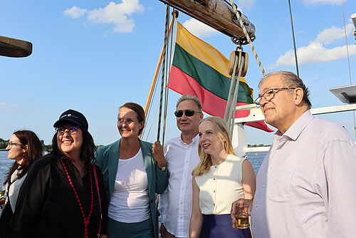 Bettina Martin mit Prof. Dr. Elizabeth Prommer und Prof. Wolfgang Schareck auf dem Forschungsschiff Brabander, Besuch bei der Hanse Sail in Rostock