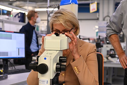 Bundesforschungsministerin Anja Karliczek war im Institut für ImplantatTechnologie und Biomaterialien zu Gast. (Foto: Holger Martens).