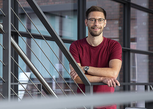 Doktorand Tim Völzer widmet sich in seiner Forschung als Physiker grünen Technologien. Foto: Universität Rostock/ Julia Tetzke