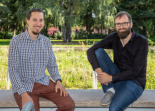 Bildunterschrift: Tom Theile und Dr. Martin Scharm (v.l.) haben mit der Webseite DeinWal.de eine Wahlentscheidungshilfe mit einem außergewöhnlichen Konzept entwickelt. (Foto: Universität Rostock/Thomas Rahr).