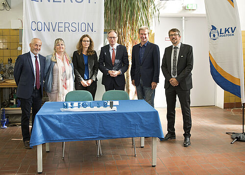 Von links nach rechts: Dr. Hans-Gerd Bannasch, 1. Stellv. Vorsitzender des Vorstandes; Antje Abert, Clustermanagerin RIC MAZA MV; Dr. Anne-Katrin Schröder, Fakultätsgeschäftsführerin; Jochen Schulte, Staatssekretär im Ministerium für Wirtschaft, Infrastruktur, Tourismus und Arbeit MV; Dr. Thomas Kühmstedt, Vorsitzender des Vorstandes sowie Technischer Direktor des Mitgliedsunternehmens „Ostseestaal GmbH & Co. KG“; Prof. Bert Buchholz, Dekan der Fakultät für Maschinenbau und Schiffstechnik sowie Beiratsmitglied des Kooperationsverbundes RIC MAZA MV (Foto: Universität Rostock/Thomas Rahr).