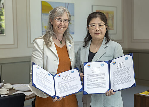 Prof. Nicole Wrage-Mönnig, Prorektorin für Forschung, Talententwicklung und Chancengleichheit, sowie die stellvertretende Rektorin der Shanghai Ocean University Prof. Min Jiang unterzeichnen ein Memorandum of Understanding sowie ein Cooperation and Training Agreement. (Foto: Universität Rostock/IT- und Medienzentrum).