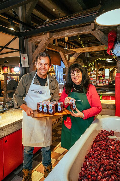 Karls-Chef Robert Dahl und Rektorin Prof. Elizabeth Prommer feiern am Dienstag gemeinsam Premiere der „Smart Berry Jam“. In der Erdbeerküche von Karls kochen und präsentierten sie die original Karls-Marmelade. (RightvisionStudios)
