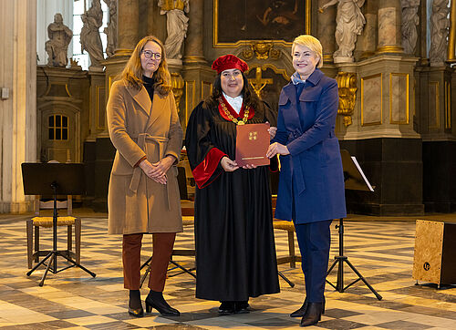 v.l.: Wissenschaftsministerin Bettina Martin, Rektorin Elizabeth Prommer, Ministerpräsidentin Manuela Schwesig. (Foto: Universität Rostock/IT- und Medienzentrum).