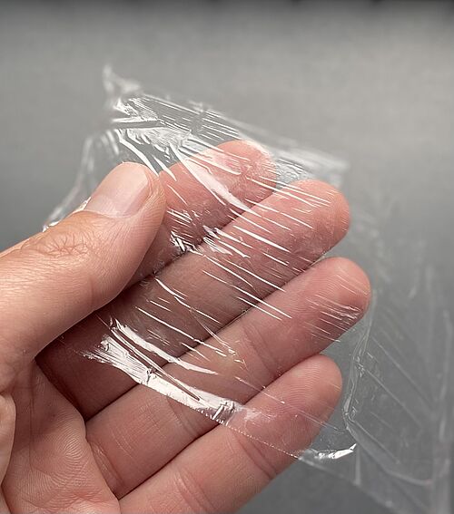 Biobasierte und transparente Cellulosefolie, hergestellt mit dem durch die Universität Rostock patentierten Verfahren. (Foto: Cell2Green GmbH).