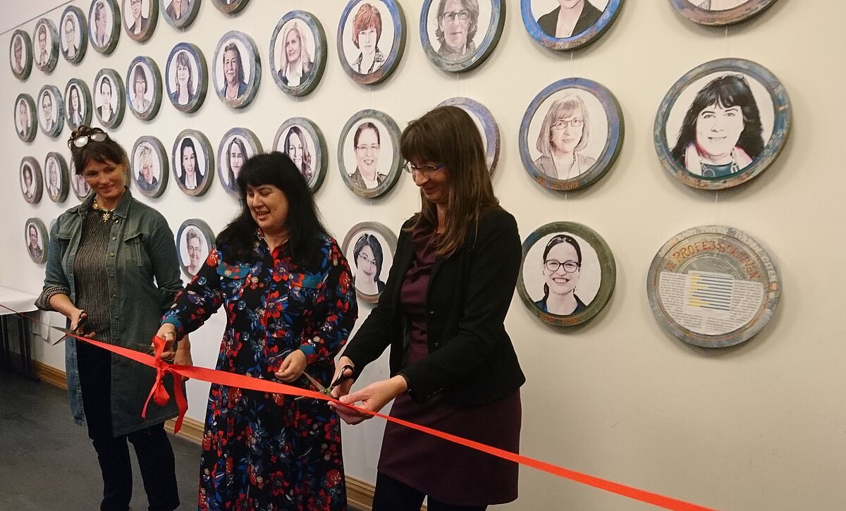 f.l.t.r.: Julia Theek, Prof. Elizabeth Prommer, apl. Prof. Meike Klettke at the opening-event.