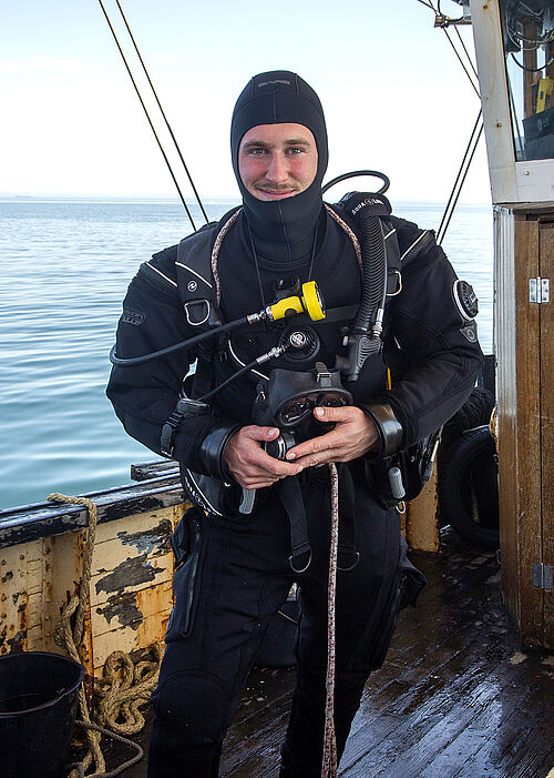 Philipp Hoy in kompletter Tauchausrüstung. (Foto: Universität Rostock/Julia Tetzke)