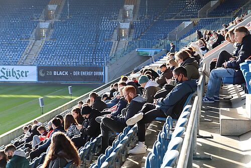 Erstsemester der WSF während der Begrüßungsveranstaltung im Ostseestadion (Universität Rostock / WSF)