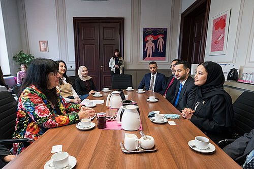 Im Rektorat empfing die Rektorin Prof. Elizabeth Prommer Wissenschafterinnen und Wissenschaftler sowie ihre Gäste aus Oman. (Foto: Martin Börner). 