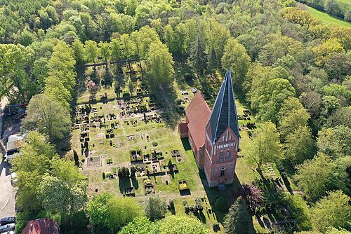 Kirchlicher Friedhof in Dreveskirchen, Mecklenburg (2020). (Foto: Reinhard Wienecke).