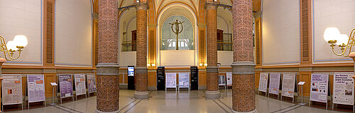 Plakatausstellung im Foyer des Hauptgebäudes der Universität Rostock (Foto: Universität Rostock/Julia Tetzke).