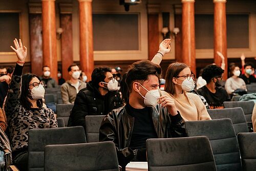 Internationale Studierende bei der Begrüßung durch den Rektor in der Aula (Foto: Steve Kröger/Universität Rostock).