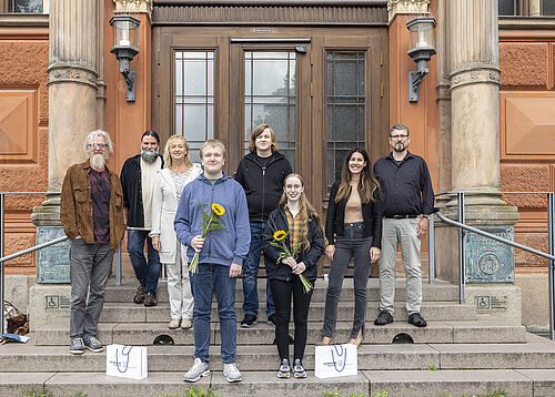 Dr. Peter Volle (rechts) mit Auszubildenden, Ausbilderinnen, Ausbildern und Ausbildungskoordinatorin (Foto: Universität Rostock/Thomas Rahr).