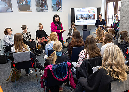 v.l. :Begrüßung der Schülerinnen durch Rektorin Professorin Elizabeth Prommer und der Gleichstellungsbeauftragten Dr. Heidrun Jander (Foto: Universität Rostock/Julia Tetzke
