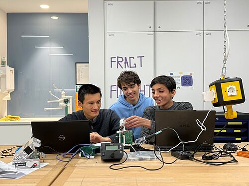 David Shi, Emil Raba und Aarush Mayya entwickeln mit „NOVA“ einen KI-gestützten Assistenten gegen Prokrastination und für mehr Konzentration im Alltag. (Foto: Rouven Seifert).