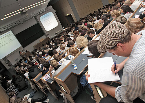 Die Lehrveranstaltungen des Wintersemesters 2022/23 starten an der Universität Rostock am 10. Oktober 2022. Ab 1. August können sich Studieninteressierte an der Universität Rostock für einen zulassungsfreien Studiengang einschreiben (Foto: ITMZ/Universität Rostock).