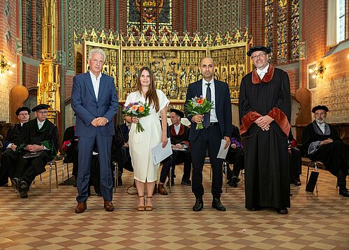 Bildunterschrift: Dr. Victoria Aladin und Dr. Shahnam Gorgi Zadeh konnten am vergangenen Freitag in der Universitätskirche den Joachim-Jungius-Förderpreis der Gesellschaft der Förderer der Universität Rostock e.V. (GFUR) für hervorragende Dissertationen entgegennehmen. Vorn mit im Bild: 1. Vorstandsvorsitzender der GFUR Tom Streicher (links) und Professor Udo Kragl, Prorektor für Forschung und Wissenstransfer an der Universität Rostock (rechts) (Fotos: Thomas Rahr/Universität Rostock).