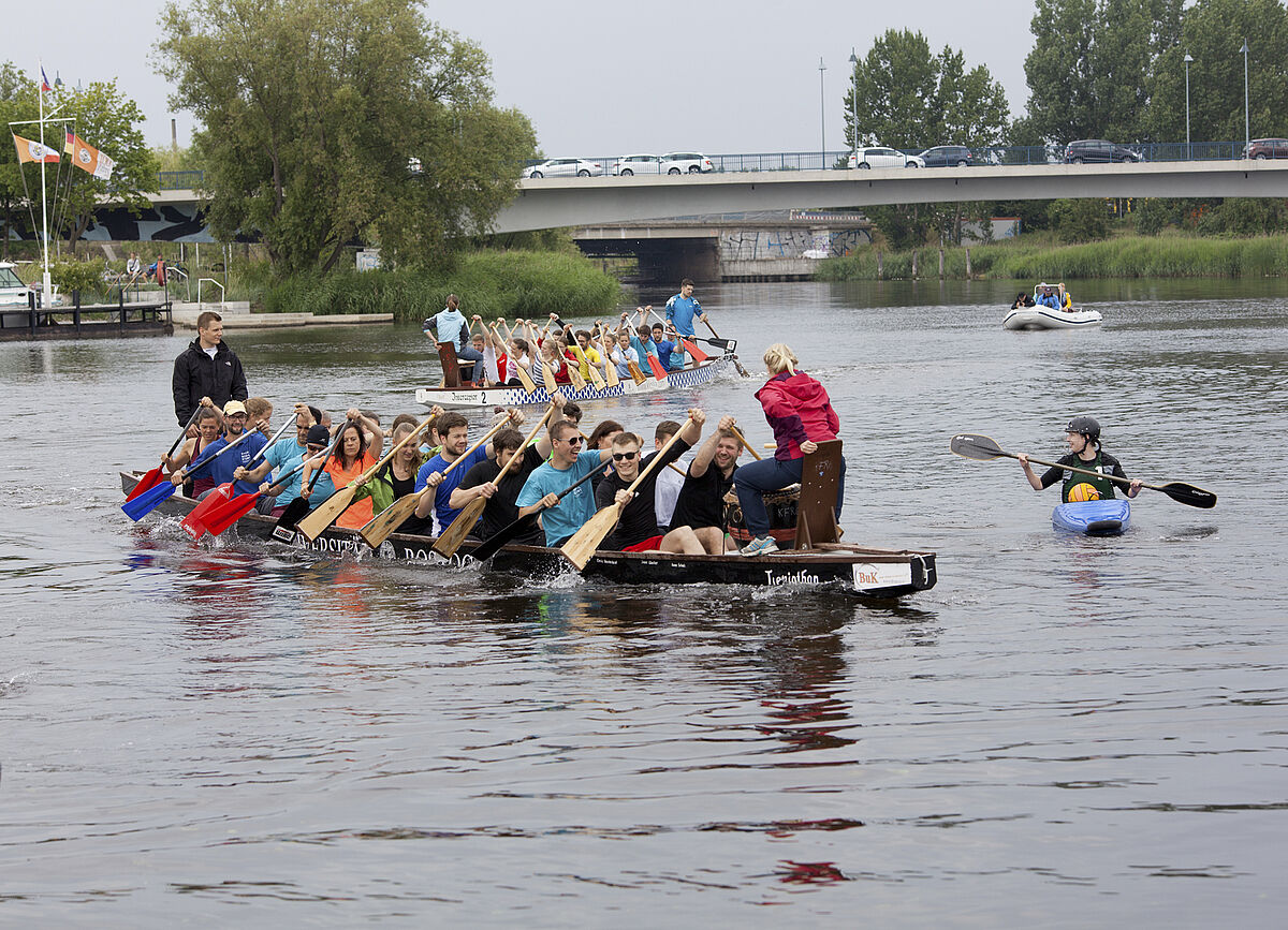 Bild 15: Studenten in einem Paddelboot auf dem Wasser