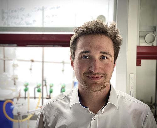 Jan-Erik Siewert ist einer von fünf Masterstudierenden, die einen Fakultätspreis erhalten. (Foto: Universität Rostock/Dr. Christian Hering-Junghans).