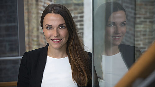 Lea-Marie Kenzler untersucht die sprachbezogene Weltsicht hörender Kinder gehörloser Eltern und ihrer Familien. (Foto: Universität Rostock/Julia Tetzke).