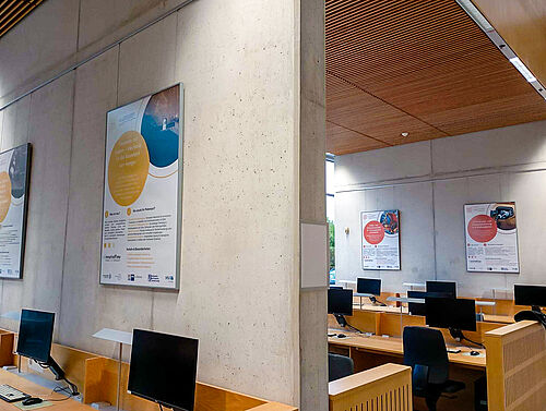 Blick in die neue Ausstellung im Erdgeschoss der Campusbibliothek Südstadt. (Foto: Kristin Balz).