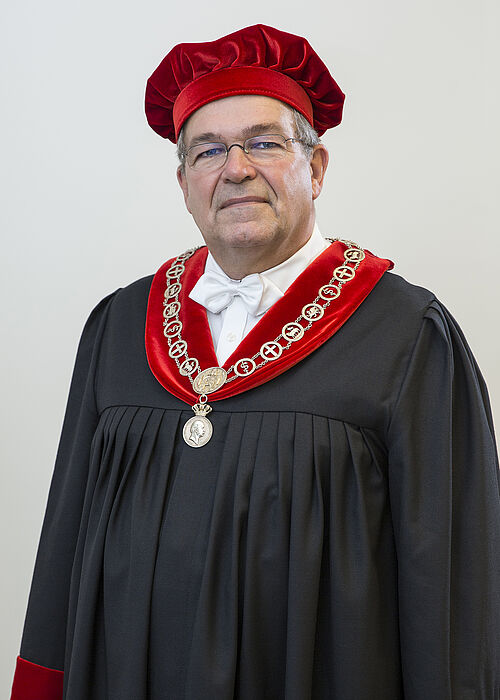 Uni-Rektor Professor Wolfgang Schareck: „Vom Gymnasium an die Universität zu gehen, das ist ein neuer Sprung, dem auch ein Zauber innewohnt.“ (Foto: Universität Rostock).