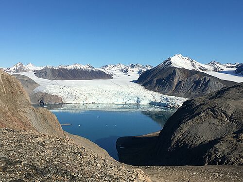 Bloomstrand-Gletscher:  Blick von der Insel Bloomstrand im Kongsfjorden auf den sich zurückziehenden Bloomstrand-Gletscher, der in der Vergangenheit (>50 Jahre) noch mit der Insel verbunden war (Foto: Ulf Karsten/Universität Rostock).