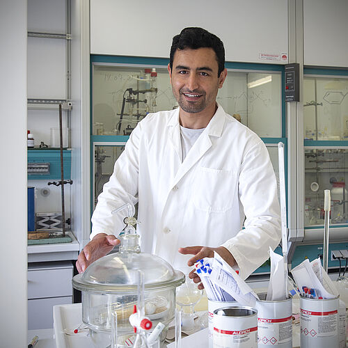 Der 33-jährige Syrier Loai Al Sheakh kam vor fünf Jahren nach Deutschland und ist jetzt Doktorand in der Physikalischen Chemie der Universität Rostock. Foto: Universität Rostock/ Julia Tetzke.