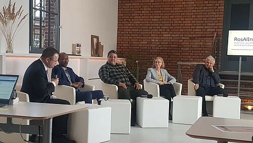 Podiumsdiskussion von erfolgreichen, internationalen Wissenschaftlern an der UR (v.l.n.r.: Prof. Marek Lommatzsch, Prof. Alemayehu Gebissa, Dr. Miguel Angel Latouche, Prof. Inna Sokolova, Prof.Nikolai Kornev). 