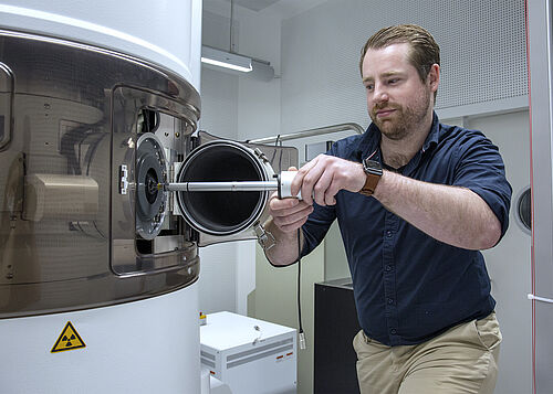 Dr. Kevin Oldenburg beim Einschleusen einer Probe in das Hochvakuum des HAT-TEMs.