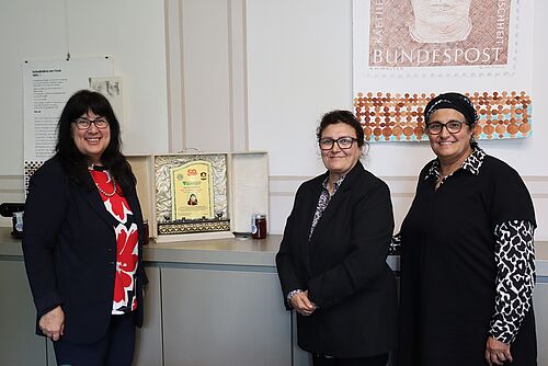 Rektorin Prof. Elizabeth Prommer mit Frau Prof. Ahlam Hibatullah (Universität Aden) und Frau Prof. Muhgat Abdo (ehemals Universität Aden), die an der UMR ihre zahnärztliche Aus- bzw. Weiterbildung absolvierten und die internationale Kooperation stärken. © IO Universität Rostock.