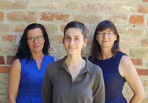 Bildunterschrift: v.l.: Annette Meier, Karolin Hansen, Prof. Meike Klettke (Foto: Dr. U. Buttkewitz/ Universität Rostock)