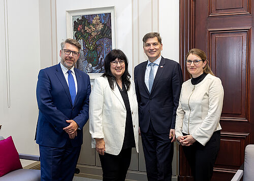Professorin Elizabeth Prommer, Rektorin der Universität Rostock, (2.v.l.) und Friederike Feldmann, Leiterin des International Office, empfangen den slowakischen Botschafter Marian Jakubocy (2.v.r.) und den Honorarkonsul für das Land Mecklenburg-Vorpommern Martin Zavracky. (Foto: Universität Rostock/IT- und Medienzentrum).