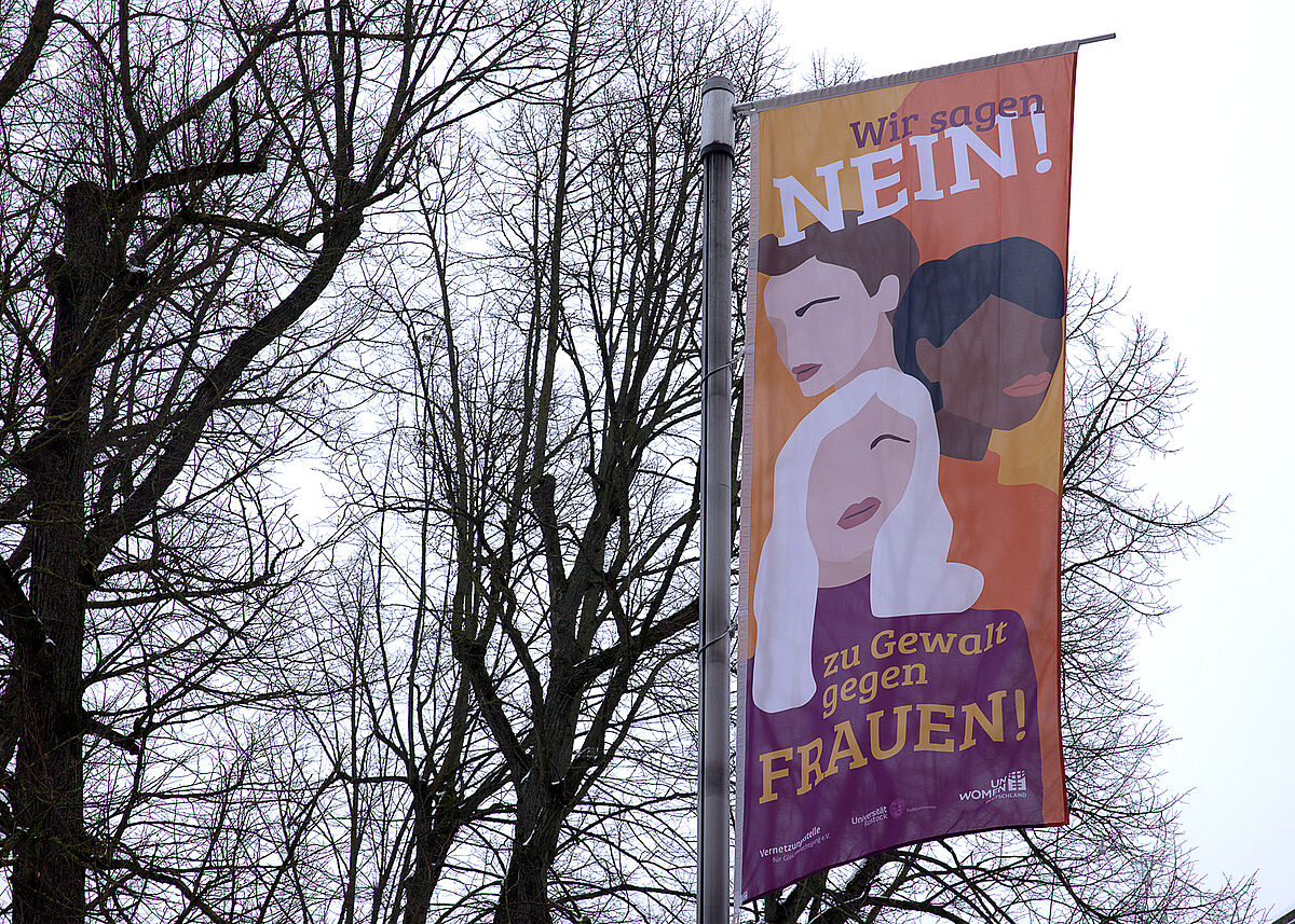 Die Fahne zur UN-Kampagne „Orange the World“. (Julia Tetzke/Universität Rostock)