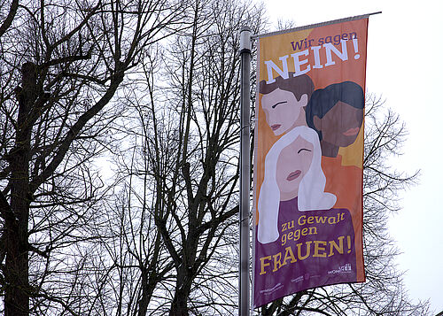 Die Fahne zur UN-Kampagne „Orange the World“. (Julia Tetzke/Universität Rostock) Die Fahne zur UN-Kampagne „Orange the World“. (Julia Tetzke/Universität Rostock)